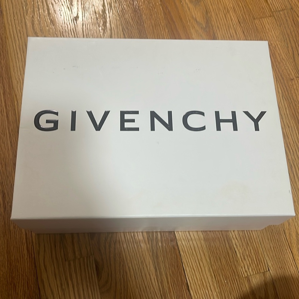 Givenchy Elegant White Organizer